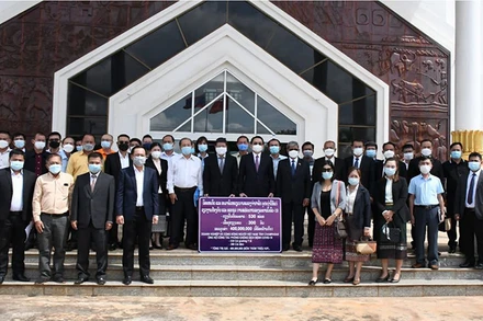 Trao quà trị giá 400 triệu LAK hỗ trợ tỉnh Champasak (Ảnh: Tổng Lãnh sự quán Việt Nam tại Pakse).