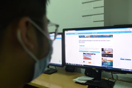 Người dân cần lựa chọn nguồn thông tin từ các cơ quan báo chí chính thống để tham khảo, tránh thông tin sai từ các trang mạng xã hội. Ảnh: HÀ MY