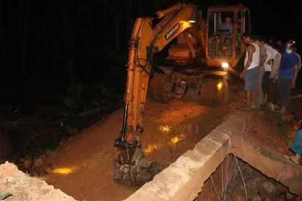 Huyện Yên Thành đã huy động lực lượng và phương tiện khắc phục sự cố vỡ đập Bàn Vàng. Ảnh: Văn Trường