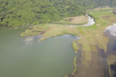 Một bãi bồi rộng lấn ra hồ Ba Bể. 