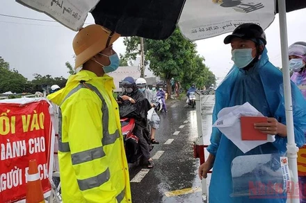 Người dân gặp khó khăn khi muốn vào TP Đà Nẵng mà thiếu nhiều thủ tục, giấy tờ liên quan theo văn bản cũ.