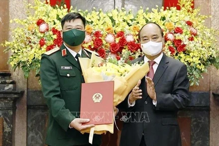 Chủ tịch nước Nguyễn Xuân Phúc trao Quyết định thăng quân hàm Thượng tướng cho Giám đốc Học viện Quốc phòng Trần Việt Khoa. (Ảnh TTXVN)