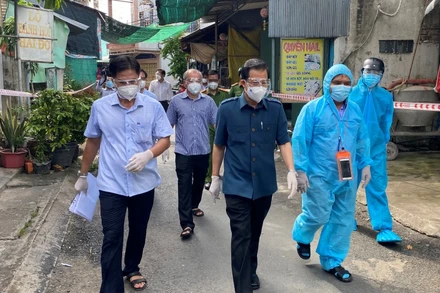 Bí thư Tỉnh ủy (thứ hai từ trái sang) kiểm tra ổ dịch tại thị trấn Phú Mỹ.