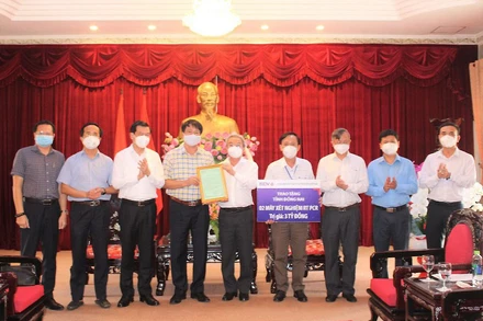 Tỉnh Đồng Nai tiếp nhận và trao thư cảm ơn đến đại diện BIDV.