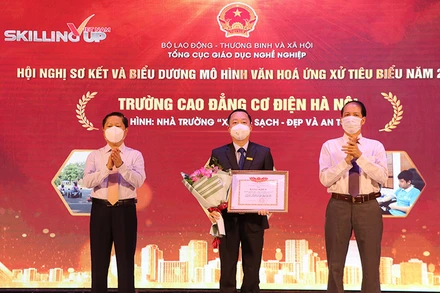 Trao bằng khen cho cơ sở giáo dục nghề nghiệp có mô hình văn hóa ứng xử tiêu biểu (Ảnh: GDVT).
