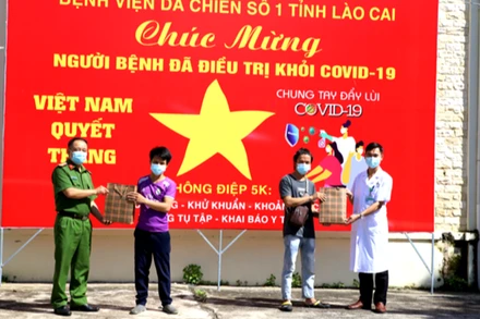 Hai ca F0 cuối cùng ở Bệnh viện dã chiến số 1 Lào Cai xuất viện ngày 10/9/2021.