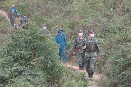 Cán bộ, chiến sĩ Đồn Biên phòng Bạch Đích (Bộ đội Biên phòng tỉnh Hà Giang) tuần tra, ngăn chặn xuất nhập cảnh trái phép. (Ảnh: KHÁNH TOÀN) 