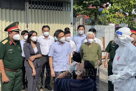 Phó Thủ tướng Vũ Đức Đam kiểm tra công tác test nhanh Covid-19 và khuyến khích người dân tự thử xét nghiệm. 