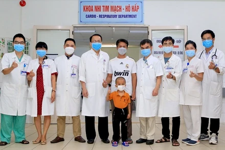 Các bác sĩ và cháu H. trong ngày xuất viện. (Ảnh: Bệnh viện cung cấp).