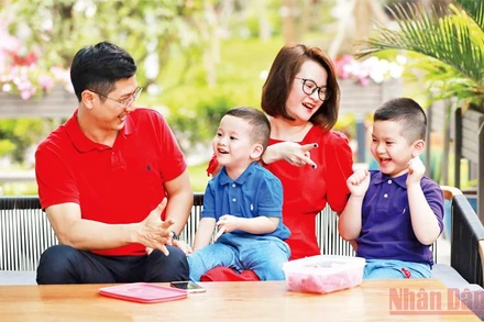 Trong một nền văn minh hài hòa, cuộc sống phụ thuộc vào một công việc có thu nhập cao cần được thay thế bởi sự cân bằng với sự quan tâm lẫn nhau, cam kết xã hội và thời gian nghỉ ngơi. (Ảnh: Quang Vinh)