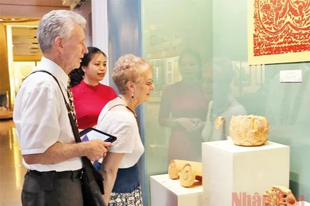 Du khách tham quan tại Bảo tàng Lịch sử quốc gia. (Ảnh: NGÔ VƯƠNG ANH)