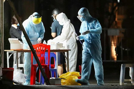 Lực lượng y tế xuyên đêm lấy mẫu cho các hộ dân khu vực 17 phố Kim Quan, phường Việt Hưng. (Ảnh: Hoàng Mạnh Thắng)