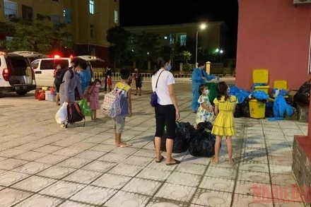 Nhiều học sinh Quảng Bình phải đi cách ly tập trung cùng bố mẹ do tiếp xúc gần ca bệnh