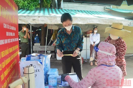 Đồng chí Bùi Thị Quỳnh Vân, Ủy viên Trung ương Đảng, Bí thư Tỉnh ủy, Chủ tịch HĐND tỉnh Quảng Ngãi khảo sát việc thực hiện phân chia tần suất đi chợ tại chợ Châu Ổ, huyện Bình Sơn.