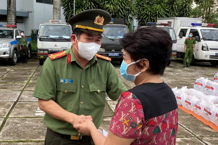 Giám đốc Công an tỉnh An Giang động viên một phụ nữ hoàn lương phấn đấu vươn lên hòa nhập cộng đồng.