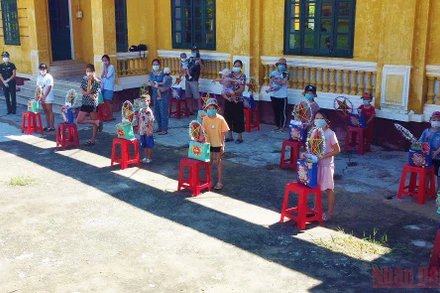 Bộ đội Biên phòng Quảng Bình tặng quà cho các cháu ở khu cách ly tập trung huyện Bố Trạch.