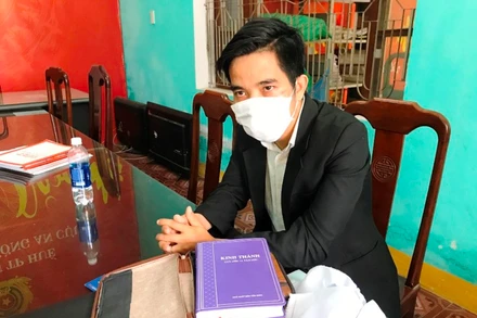 Đối tượng Hồ Rin bị bắt quả tang khi đang tổ chức sinh hoạt “Hội thánh Đức Chú trời mẹ”.