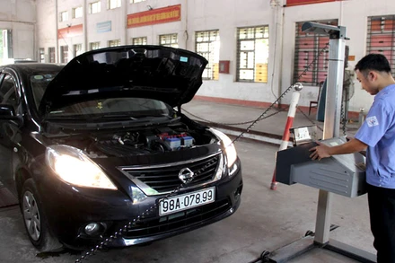 Kiểm định xe tại Trung tâm đăng kiểm 98.01S Bắc Giang. (Ảnh: Bộ Giao thông vận tải cung cấp)