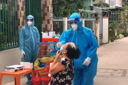 Lấy mẫu xét nghiệm tại nhà cho người dân phường Hưng Lợi, quận Ninh Kiều, TP Cần Thơ. (Ảnh: THANH TÂM)