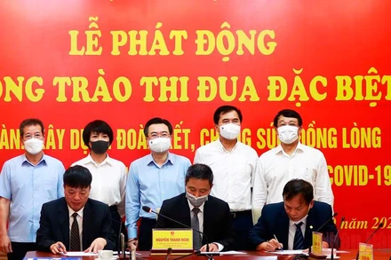 Đại diện lãnh đạo đơn vị, doanh nghiệp, công đoàn ngành Xây dựng ký giao ước thi đua trong phòng, chống dịch Covid-19.