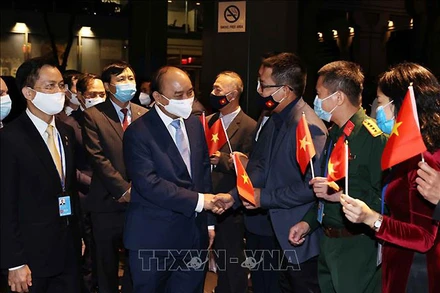 Cán bộ Đại sứ quán tại Hoa Kỳ và Phái đoàn thường trực Việt Nam tại Liên hợp quốc đón Chủ tịch nước Nguyễn Xuân Phúc. (Ảnh: TTXVN)