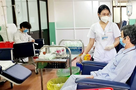 Hóa trị người bệnh tại phòng. 