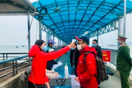 Du khách ra đảo Cô Tô được kiểm tra y tế chặt chẽ. Ảnh chụp vào tháng 3/2021.