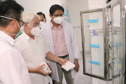 Trạm Y tế lưu động trong doanh nghiệp chuẩn bị đầy đủ thuốc men để phục vụ người bệnh.