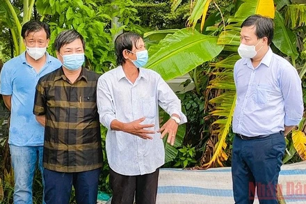 Bí thư Tỉnh ủy Đồng Tháp Lê Quốc Phong (bìa phải) ra tận vườn tìm hiểu đời sống, sản xuất của bà con nông dân tại Làng hoa Sa Đéc vào chiều 9/9 (Ảnh: HỮU NGHĨA) 