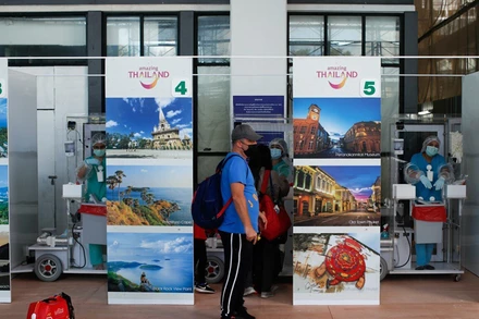 Du khách đứng tại khu vực xét nghiệm Covid-19 ở sân bay Phuket (Ảnh: REUTERS)