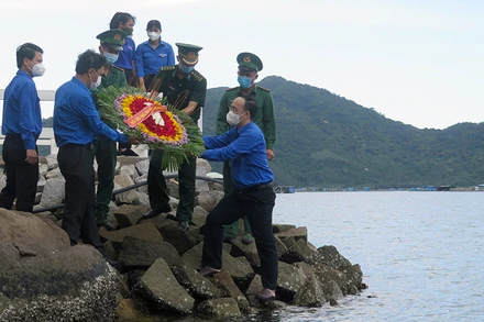 Lực lượng đoàn thanh niên Phú Yên tổ chức dâng hương, thả hoa tri ân các anh hùng liệt sĩ tại vị trí chuyến tàu Không số thứ tư cập bến Vũng Rô đêm 25/1/1965.