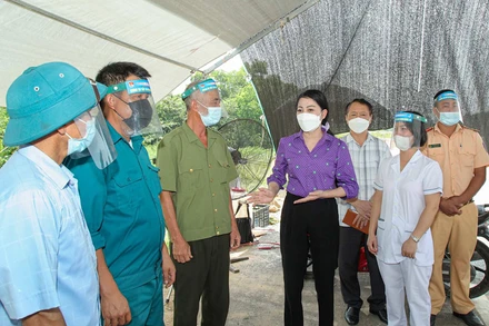 Đồng chí Hoàng Thị Thúy Lan, Bí thư Tỉnh ủy Vĩnh Phúc kiểm tra hoạt động các chốt kiểm soát ra, vào tỉnh. (Ảnh: KHÁNH LINH) 