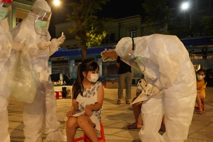 Lấy mẫu xét nghiệm Covid-19 cho học sinh trường Tiểu học Trần Quốc Toản, TP Phủ Lý.