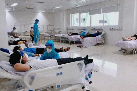 Các tình nguyện viên tham gia hiến máu. 