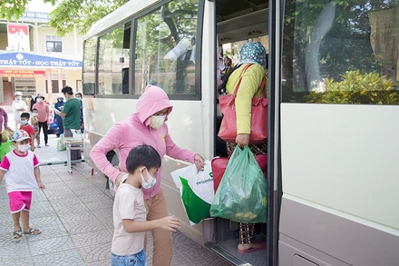 Huyện Cam Lộ đưa các F1 là học sinh Trường TH&THCS Cam Thủy đi cách ly tập trung.