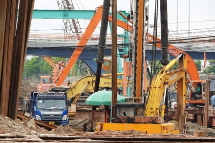 Công trình nút giao thông phía tây cầu Trần Thị Lý được tổ chức thi công trở lại.