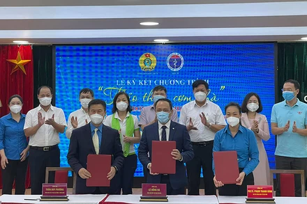 Ký kết chương trình "Thảo thơm cơm nhà". (Ảnh: Bộ Y tế)