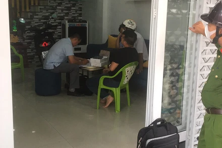 Công an TP Cần Thơ bắt Trương Châu Hữu Danh (áo đen, phía ngoài) tại nhà riêng ở tỉnh Long An tháng 12/2020. Ảnh: Thanh Phong