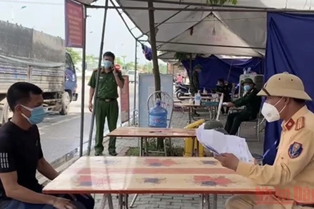 Lực lượng trực chốt làm việc với lái xe Nguyễn Văn Mai.