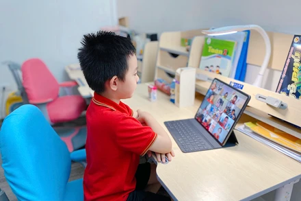 Học sinh Trường tiểu học Tràng An (quận Hoàn Kiếm, Hà Nội) trong giờ học trực tuyến.