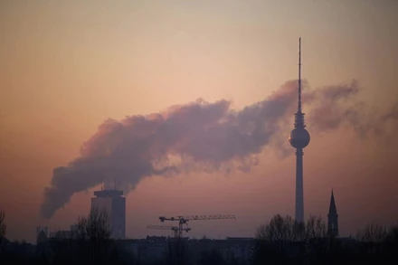 Hơi nước và khí thải bốc lên từ một nhà máy điện ở thủ đô Béc-lin của Đức ngày 2/2/20212. (Ảnh: Reuters)