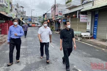 Bí thư Tỉnh ủy An Giang (áo đen) kiểm tra ổ dịch tại thị trấn Phú Mỹ, huyện Phú Tân.