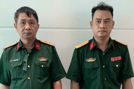 Đối tượng Phúc (trái) và Nhật bị bắt giữ do có hành vi giả mạo sĩ quan quân đội.