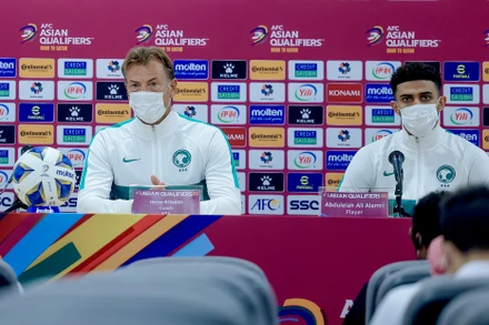 Huấn luyện viên Herve Renard (trái) và cầu thủ Abdulelah Alamri tại họp báo trước trận đấu. (Ảnh: Liên đoàn Bóng đá Saudi Arabia)