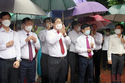 Thường trực Tỉnh ủy Nam Định cùng các đại biểu dâng hương tưởng niệm 721 năm Ngày mất của Quốc công tiết chế Hưng Đạo Đại Vương Trần Quốc Tuấn, tại Đền Bảo Lộc (xã Mỹ Phúc, huyện Mỹ Lộc).