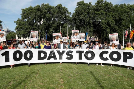 Một cuộc biểu tình của Mạng lưới Hành động Khí hậu vào ngày 23/7 tại Quảng trường Quốc hội, London, Anh, khi còn 100 trăm ngày nữa sẽ diễn ra Hội nghị thượng đỉnh về khí hậu COP26. Ảnh: Reuters.