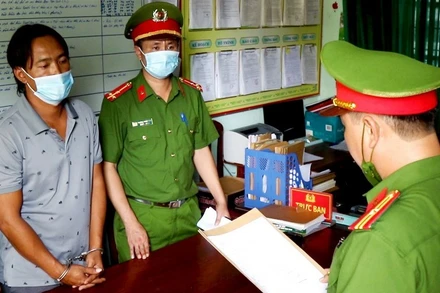 Công an huyện Quảng Trạch (Quảng Bình) công bố quyết định khởi tố bị can, lệnh bắt tạm giam đối tượng Phan Sinh Thành.