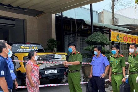 Cơ quan CSĐT Công an TP Bạc Liêu khám xét nơi ở, làm việc của Giám đốc Công ty mỹ phẩm Đông Anh ở TP Bạc Liêu.