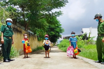 Đồn Biên phòng Vĩnh Hải tặng quà Trung thu cho các em thiếu niên, nhi đồng người dân tộc Khmer có hoàn cảnh khó khăn trên địa bàn khu vực biên giới biển.