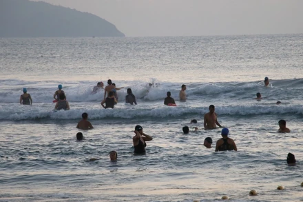 Người dân đi tắm biển sau nhiều ngày thành phố thực hiện cấm biển để phòng, chống dịch.